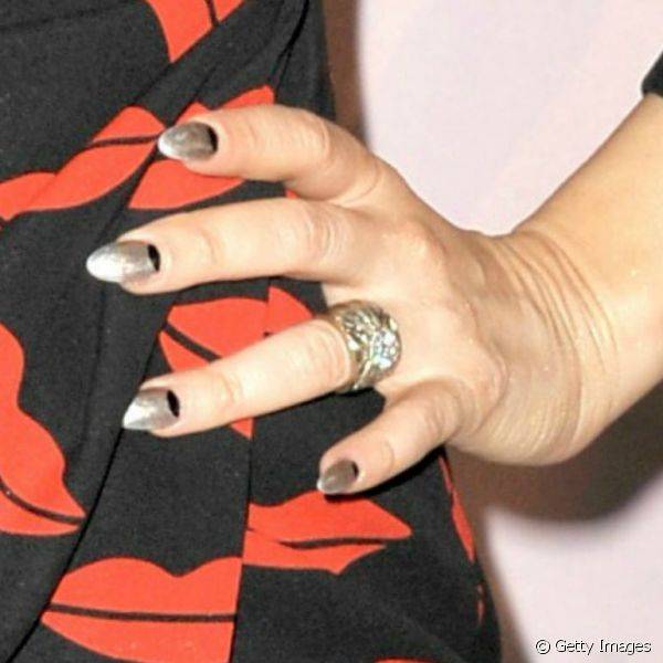 A cantora Fergie exibiu as unhas em formato stiletto e com nail art meia-lua durante evento em Nova York